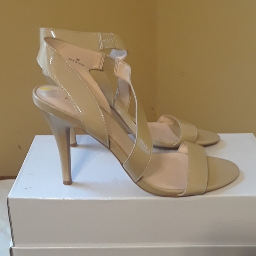 NINE WEST. -  BEIGE SANDALS. - SIZE 9
